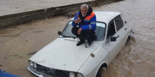 Otomobilinin üzerine çıkıp kurtarılmayı bekledi