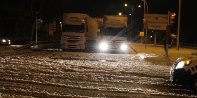 Kar ve tipi nedeniyle 90 kara yolu ulaşıma kapalı