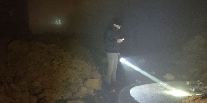Toprak kaydı, 30 metrelik istinat duvarı çöktü