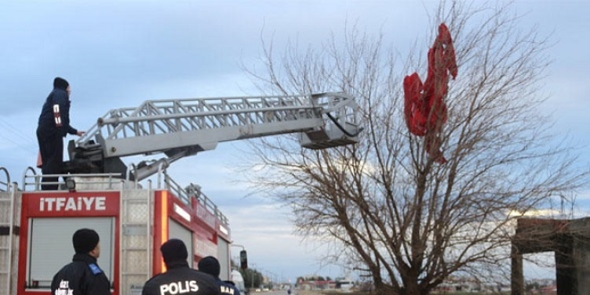 Fırtınada uçan dev Türk bayrağı ekipleri seferber etti