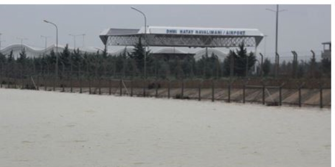 Su seviyesi artarak Hatay Havalimanı yoluna taştı