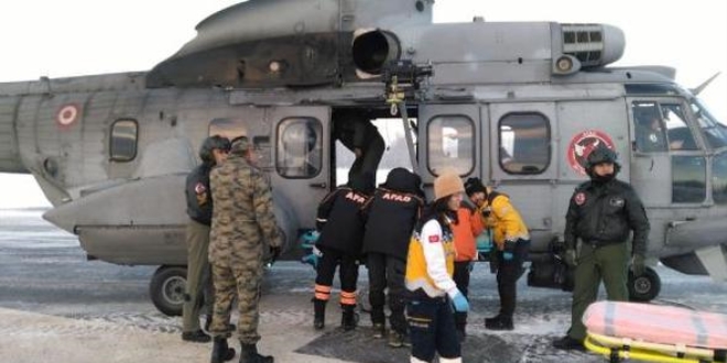 Kaybolan teknisyenler askeri helikopterle kurtarıldı