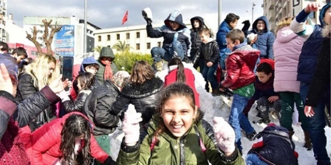 İzmirli çocuklara kar sürprizi
