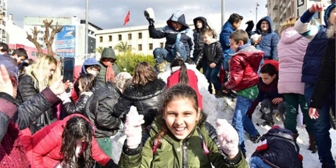 zmirli ocuklara kar srprizi