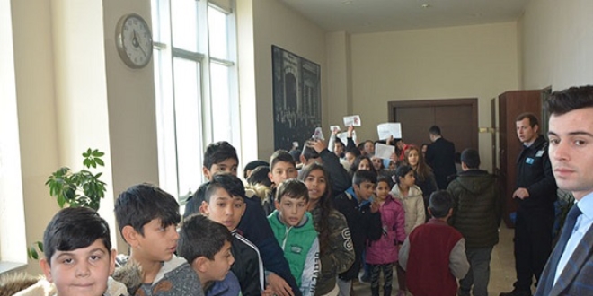 Öğrencilerden belediye başkanının kapısında harçlık kuyruğu