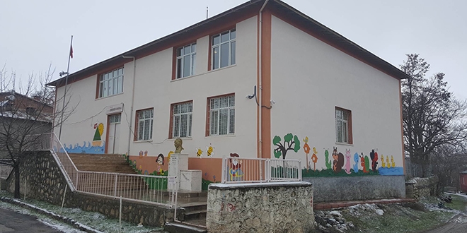 Öğrenci velisinin projesiyle okul renklendi