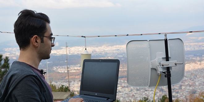 9,5 kilometre uzaktan evinin kablosuz internetine bağlandı