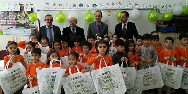 İlkokul öğretmeninden öğrencilere bez poşet içinde karne