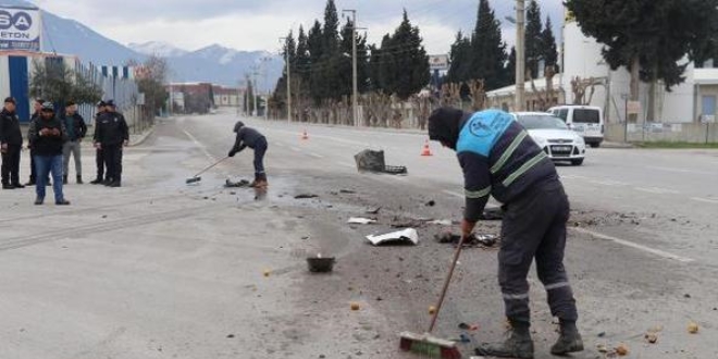 Çöp kamyonu polis otosuyla çarpıştı: 2 polis yaralı