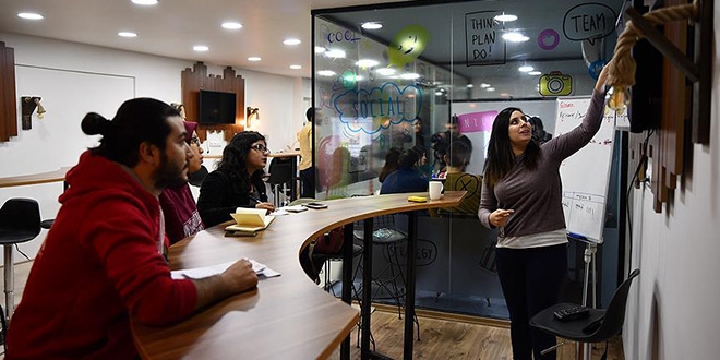 Kafe konseptli kursta İngilizce öğreniyorlar