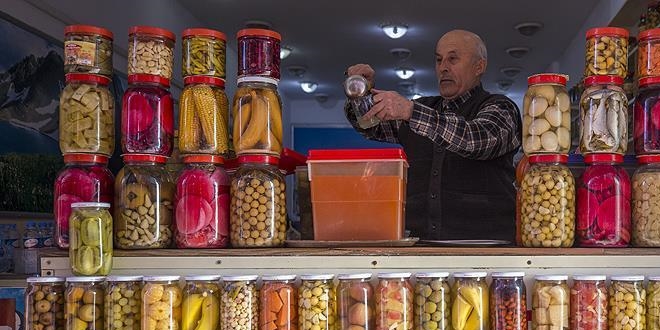 45 yıllık turşucunun renkli dükkanı