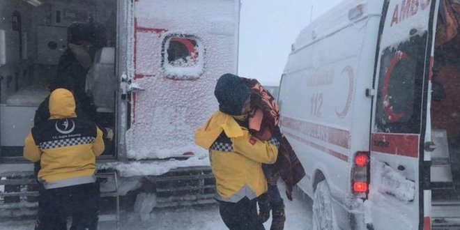 Adana'da kar yağışı nedeniyle mahsur kalan aile kurtarıldı