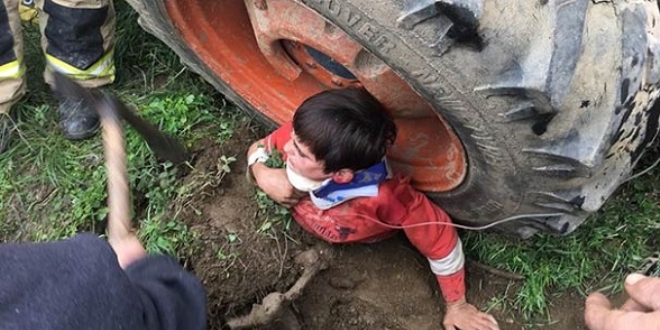 Traktörün tekerleğine sıkışan çocuk için zamana karşı yarıştılar!
