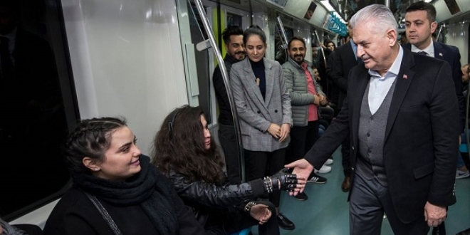 Binali Yıldırım, Marmaray'da vatandaşlarla sohbet etti
