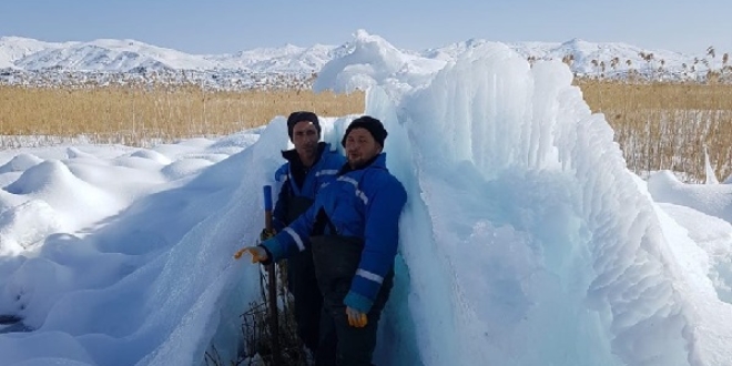 Van'da su borusunun patlamasıyla buz dağı oluştu