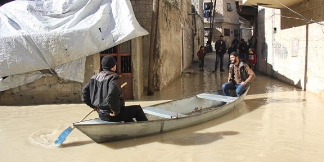 Asi Nehri taşınca sandalla ulaşım başladı