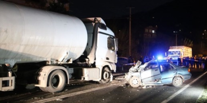 Ordu'da otomobil ile akaryakıt tankeri çarpıştı: 1 ölü