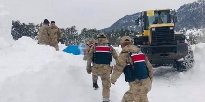Kahramanmaraş'ta kar nedeniyle 1 hafta mahsur kalan dayı-yeğen kurtarıldı