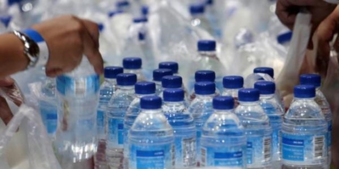 Plastik şişe verip bez çanta aldılar