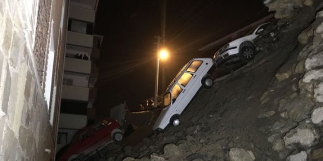Karabük'te sitenin istinat duvarı çöktü, 4 otomobil hasar gördü