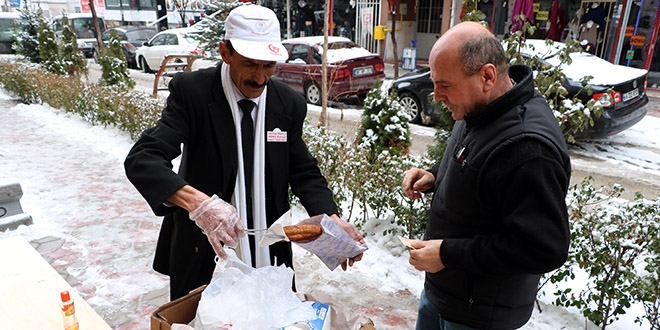 Takım elbiseli simitçi dikkat çekiyor