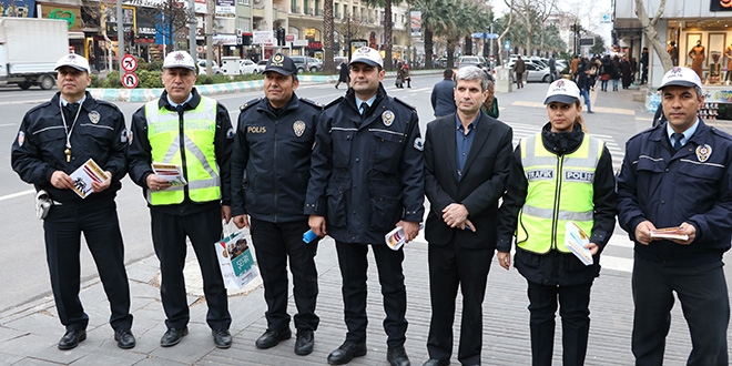 Trafik polisinden yayalara broşürlü uyarı
