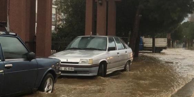 İzmir'de sağanak yağış hayatı olumsuz etkiledi