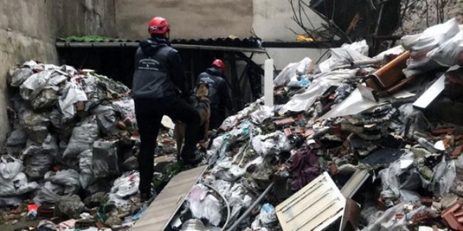 İzmir'de 3 katlı metruk bina çöktü