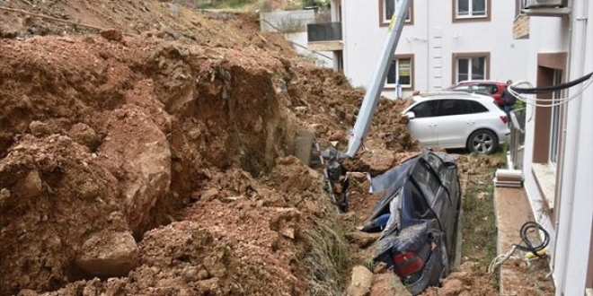 İstinat duvarı çöktü, 4 araç altında kaldı