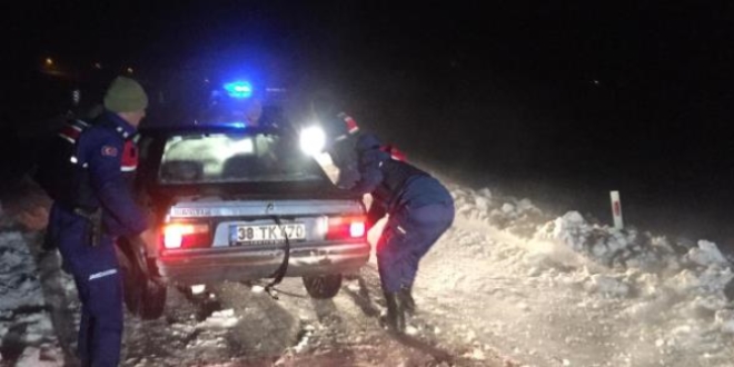 Tipide mahsur kalan 14 kişi jandarma tarafından kurtarıldı