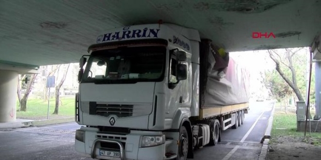 Ataköy'de TIR üst geçide sıkıştı