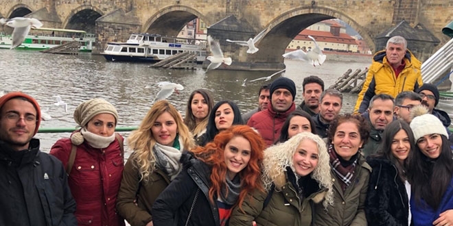 Vali Sonel sözünü tuttu, 24 öğretmen Prag'ı gezdi