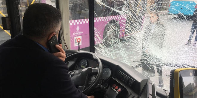 Akılalmaz olay! Otobüsün ön camını tekme ile kırdı