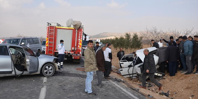 Şanlıurfa'da iki otomobil çarpıştı: 11 yaralı