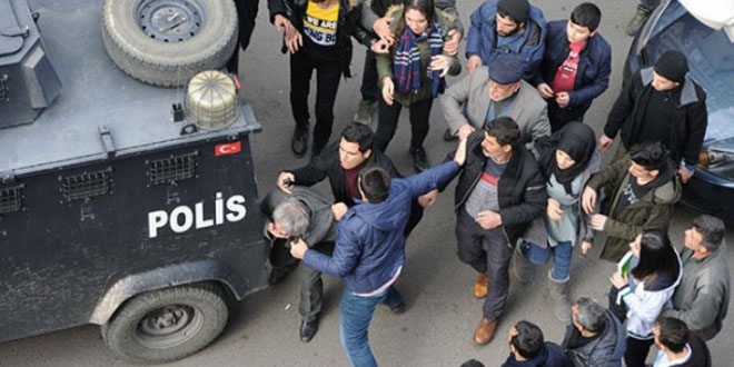 Çocuğa taciz şüphelisini linçten polis kurtardı