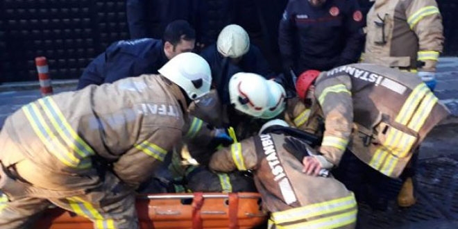 Yangına müdahale eden itfaiye eri düşerek yaralandı