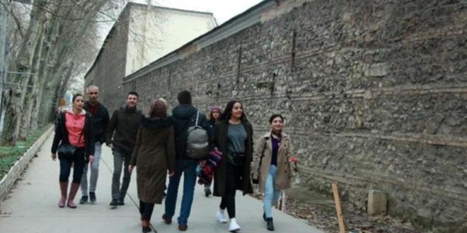 Dolmabahçe Sarayı'nın duvarından tehlike saçıyor