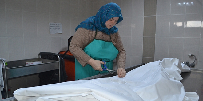 Bir çok kişi korkarken o 32 yıldır bu işi yapıyor