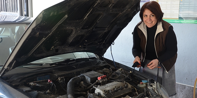 Ojeli tırnakları ile 'motor' yağına dokunuyor