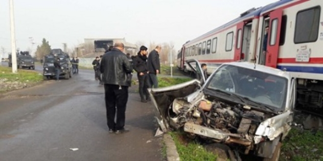 Yolcu treni, hemzemin geçitte ticari araca çarptı: 2 yaralı