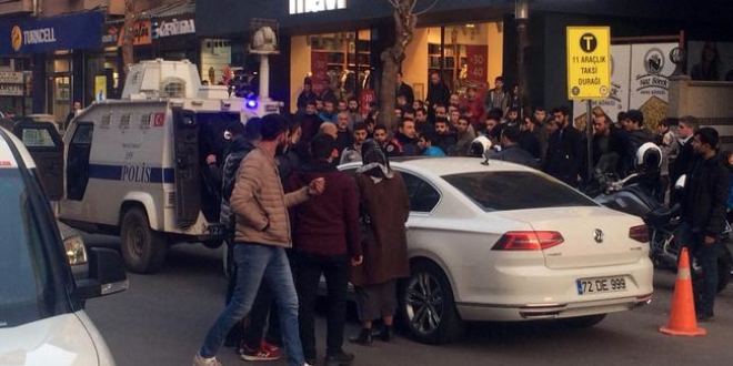 Taciz ettiği kadının gözüne kalem saplamaya çalıştı