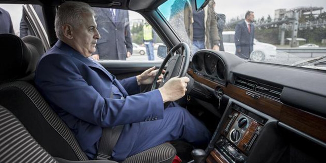 Yıldırım, Bahçeli görüşmesine klasik otomobille geldi