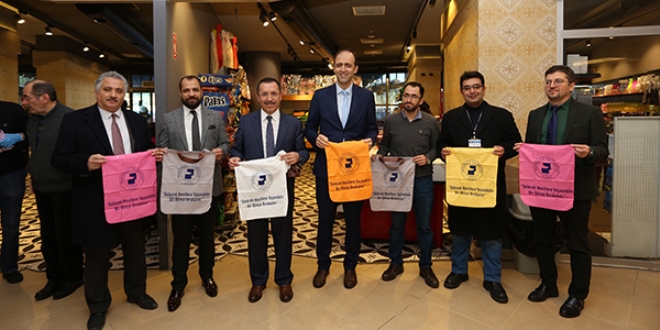 Üniversitede bez çanta dağıtıldı
