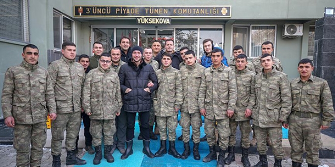 Canlandırdıkları kahramanlarla Irak sınırında buluştular