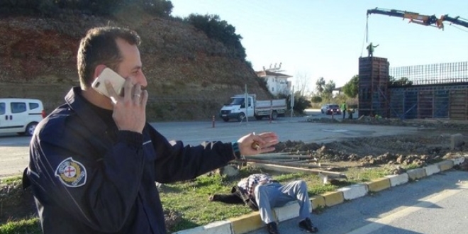 Trafik ışıklarında sızıp kaldı, ne polis ne sağlık ekibi uyandırabildi