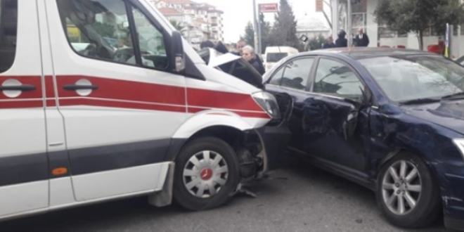 skdar'da ambulansla otomobil arpt: 1 yaral