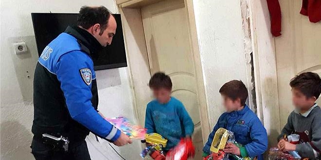Kapı kapı gezerek çocukların geleceğini aydınlatıyorlar