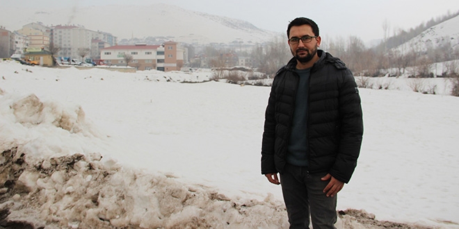 Sokak köpeğini eliyle besleyen kişi öğretmen çıktı