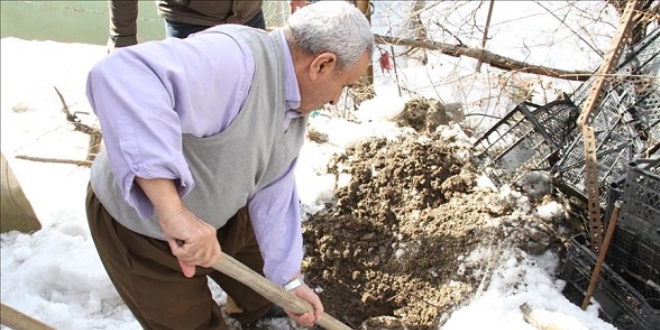 Yazın bidonlarla toprağa gömülen süt ürünleri çıkarılmaya başlandı