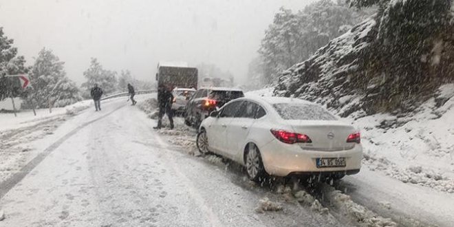 Antalya Konya yolunda, yüzlerce araç yolda kaldı